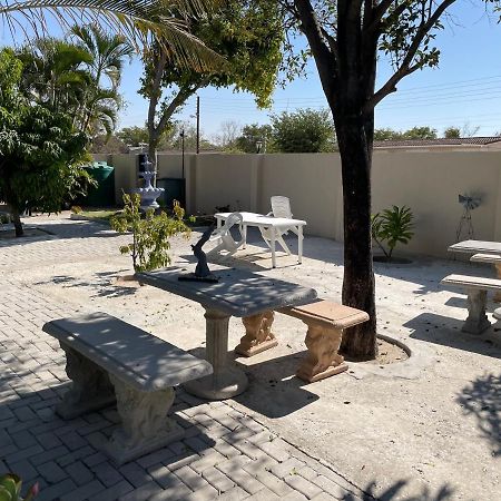 Ry Courtyard Ξενοδοχείο Oshakati Εξωτερικό φωτογραφία