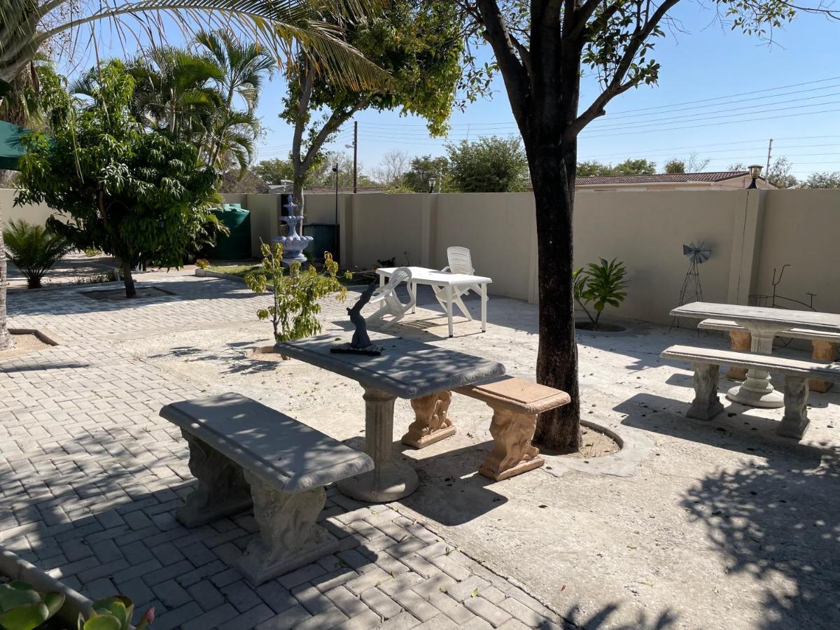 Ry Courtyard Ξενοδοχείο Oshakati Εξωτερικό φωτογραφία