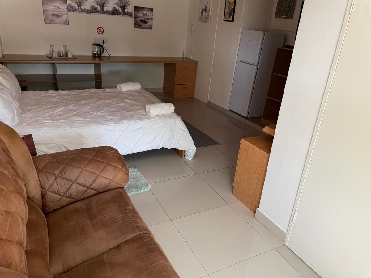 Ry Courtyard Ξενοδοχείο Oshakati Εξωτερικό φωτογραφία