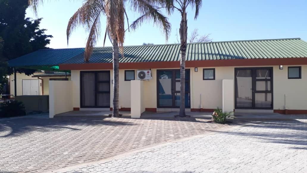 Ry Courtyard Ξενοδοχείο Oshakati Εξωτερικό φωτογραφία